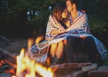 Hindi Love Shayari – jab aankho me tera aksh utar jata hai